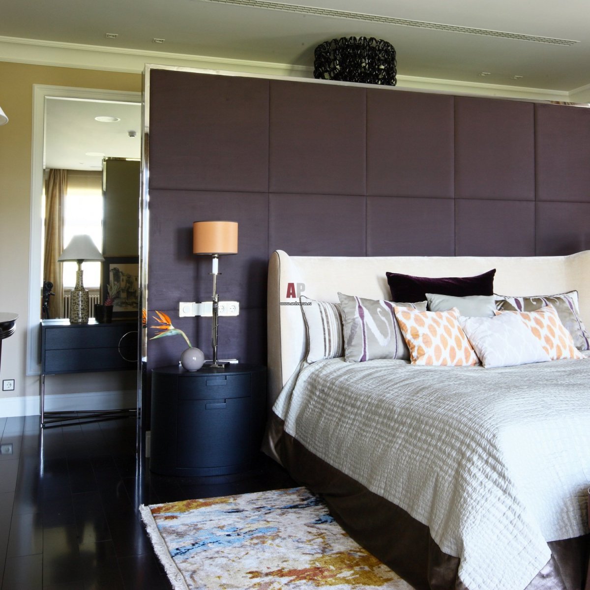 Гардеробная за изголовьем кровати в современном стиле