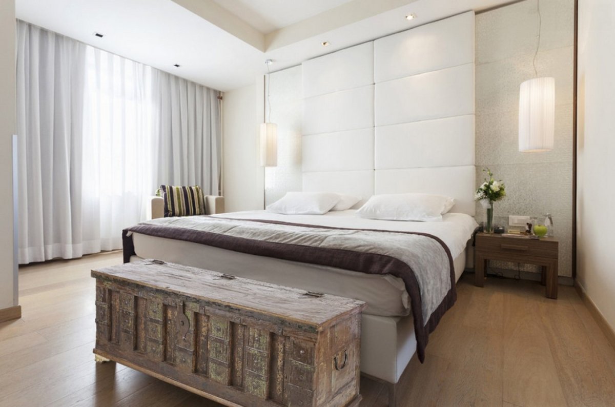 Сундук в современном интерьере спальни