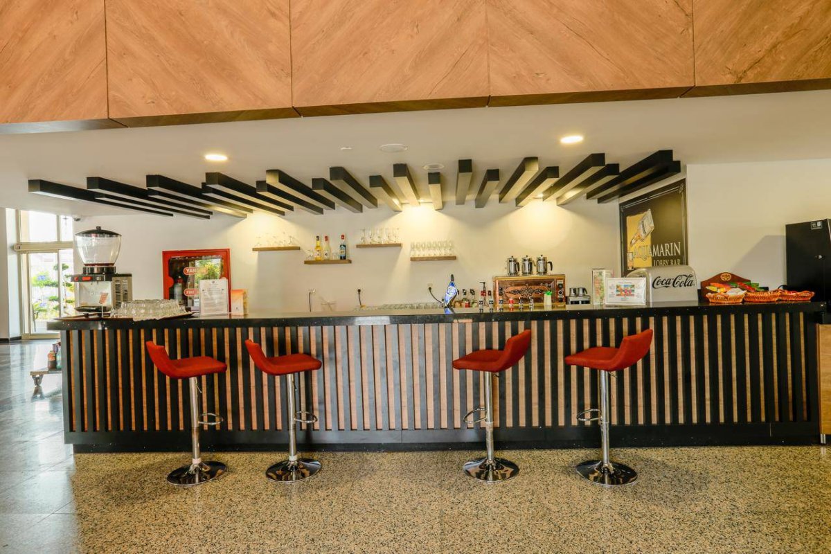 Барная стойка с рейками