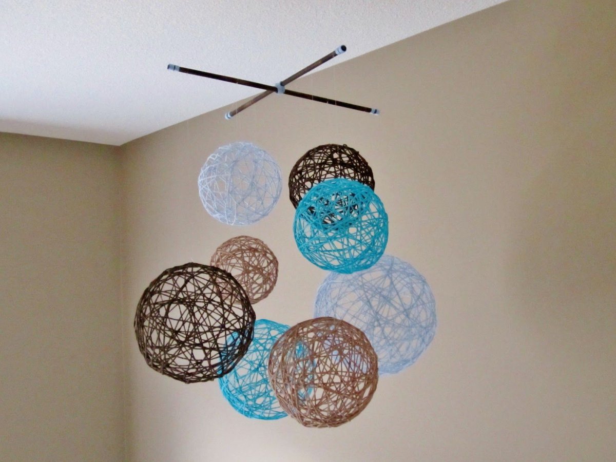 Декор потолка шарами из ниток