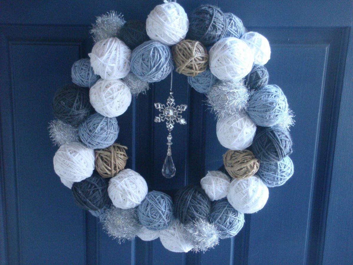 Декор из шариков из ниток красный