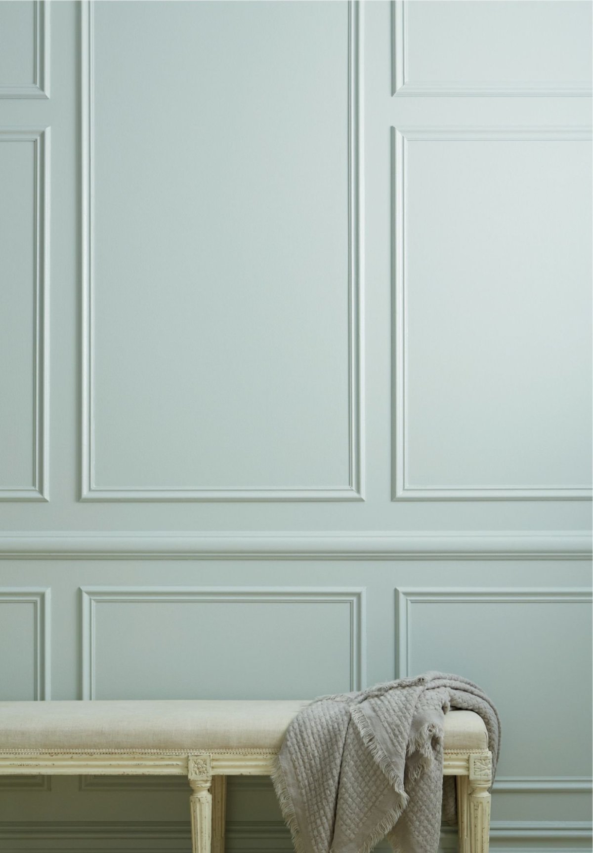 Рамка на стене из плинтуса