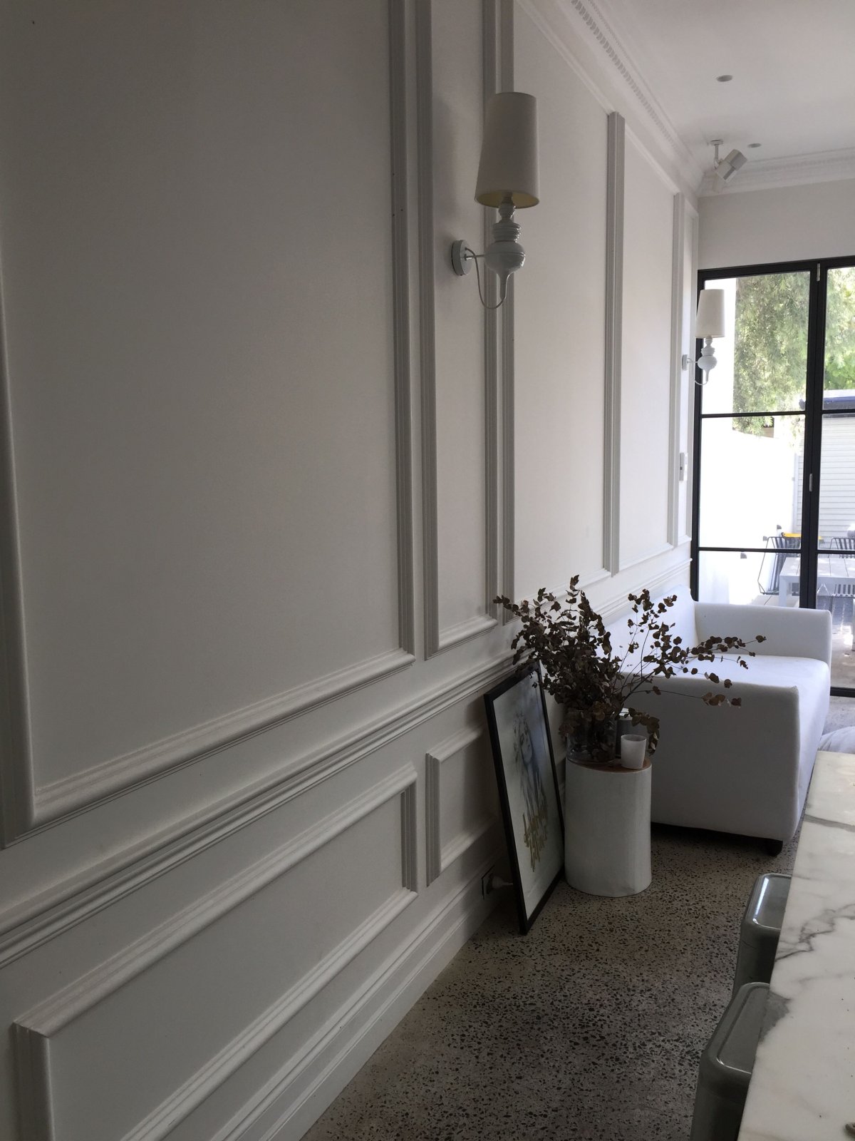 Белая стена с молдингами