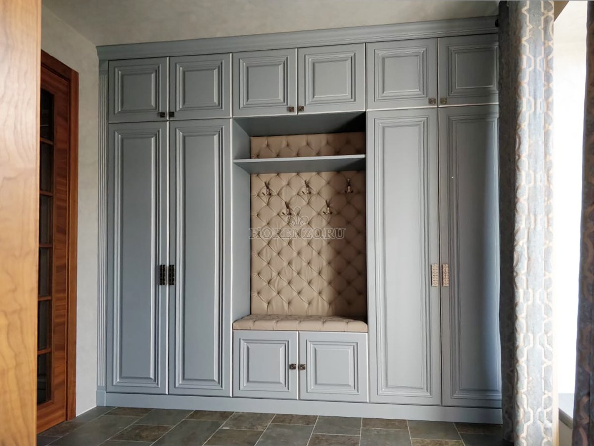 Классический шкаф в прихожую