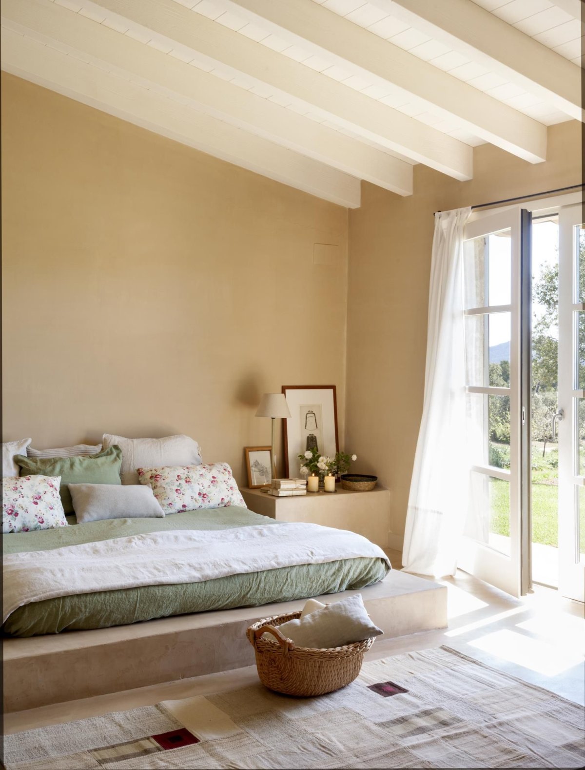 Спальня в теплых пастельных тонах