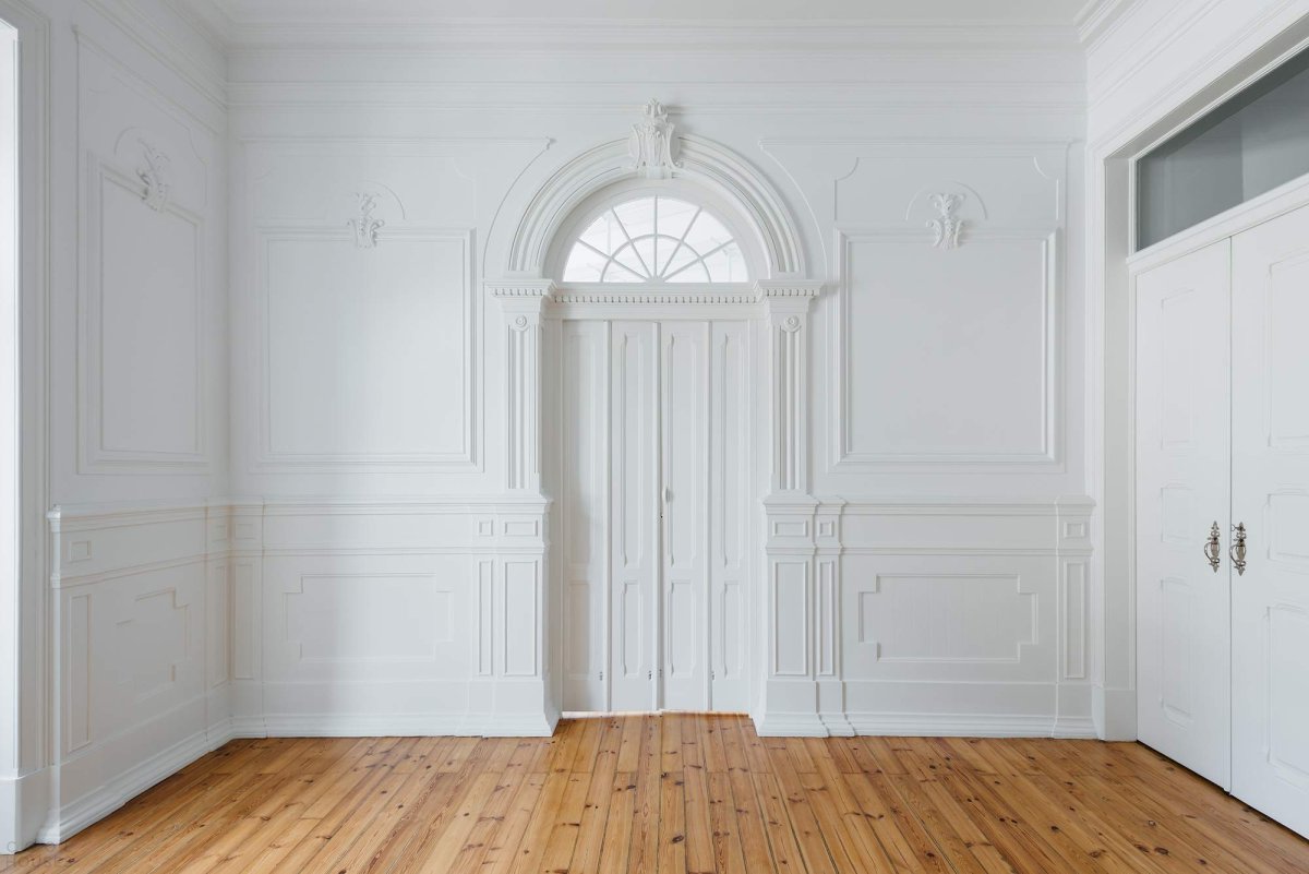 Пустая комната с молдингами