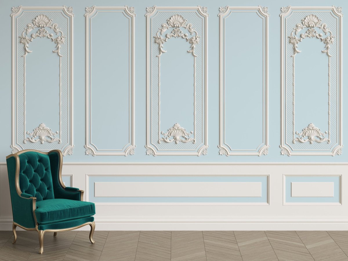 Белая стена с лепниной