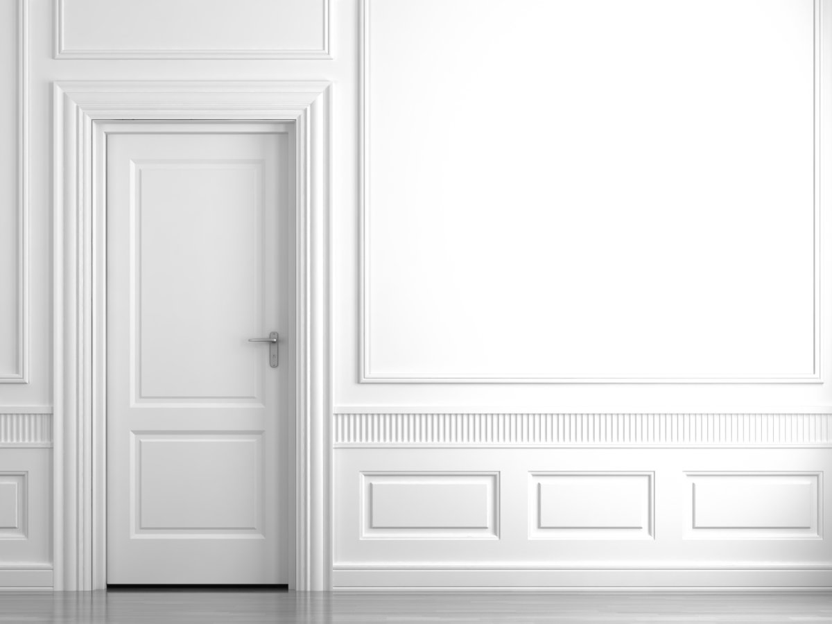 Белая стена с лепниной