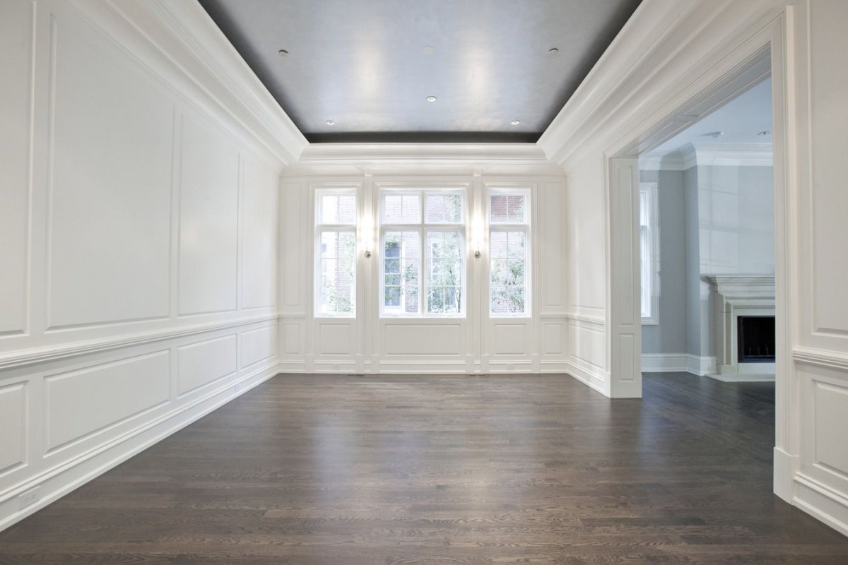 Комната с молдингами