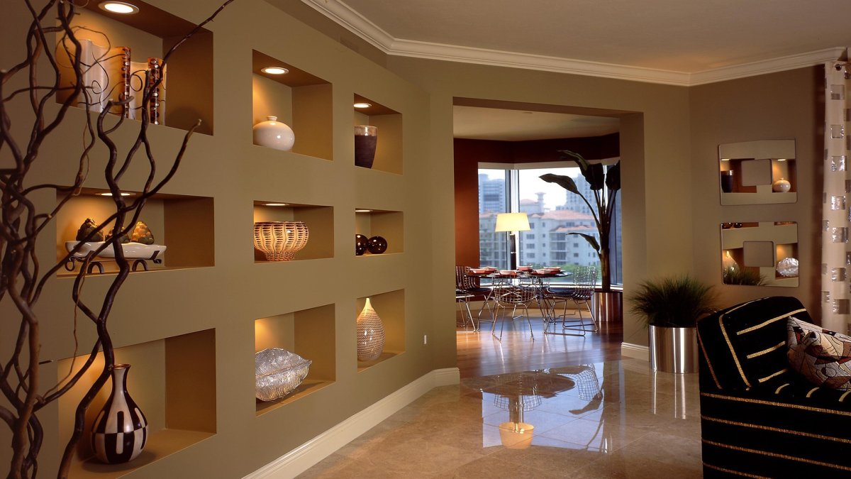 Ниши с полками в спальне