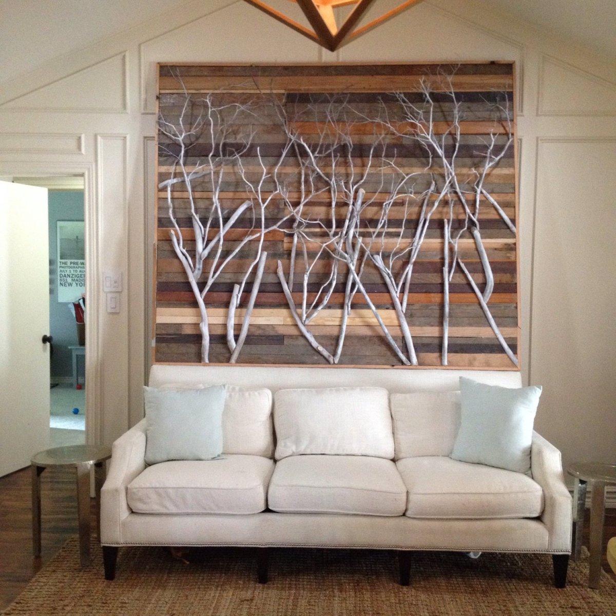 Декор из дерева ветки в гостинной