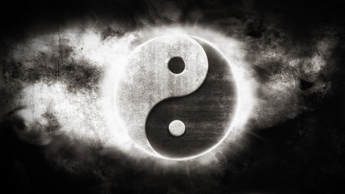 Инь Янь на черном фоне