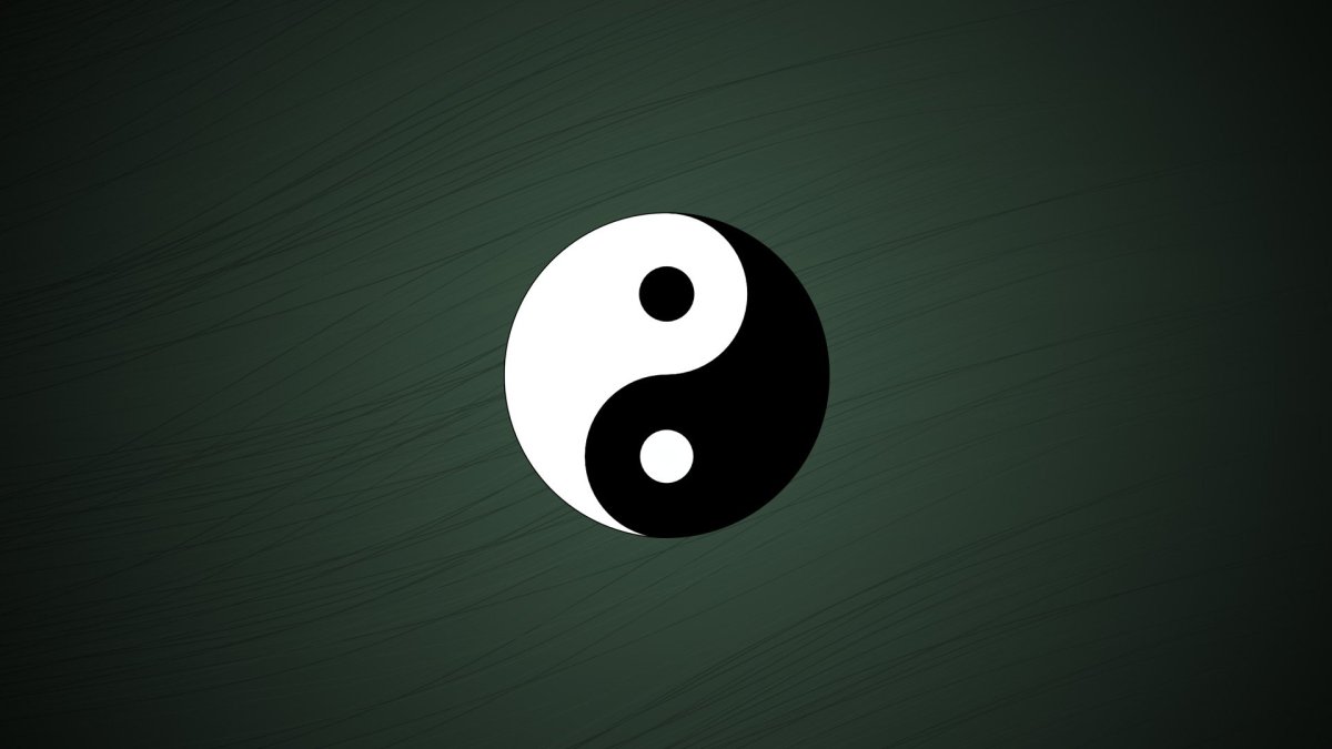 Инь Янь на черном фоне