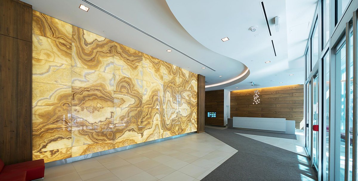 Оникс камень на стене