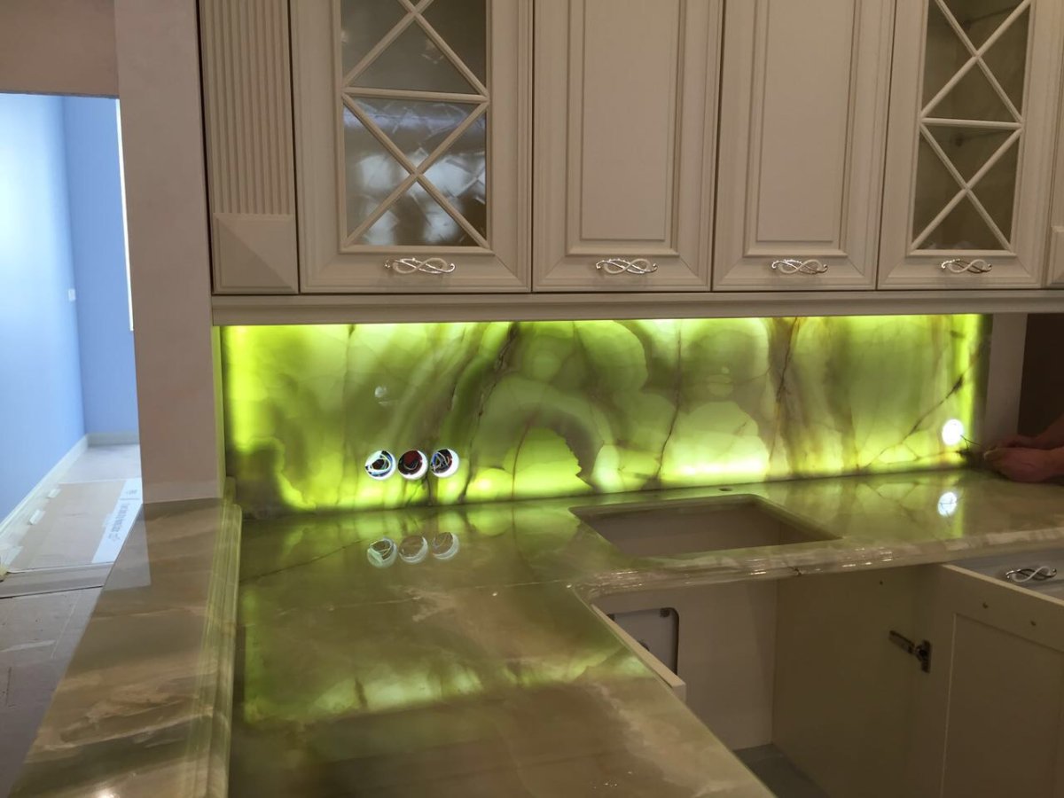 Стол Оникс камень