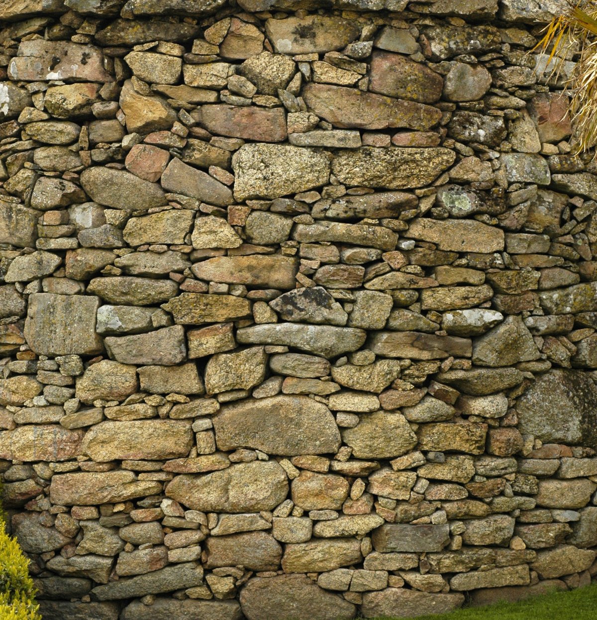 Черная каменная стена