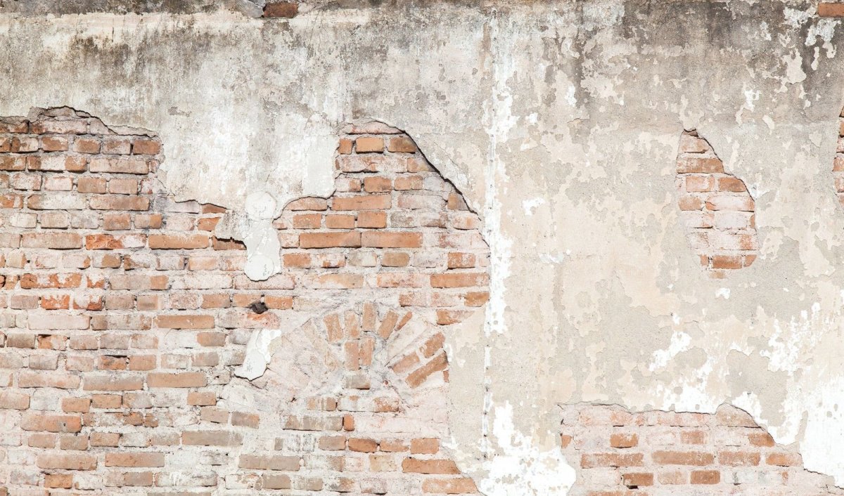 Старая кирпичная стена со штукатуркой