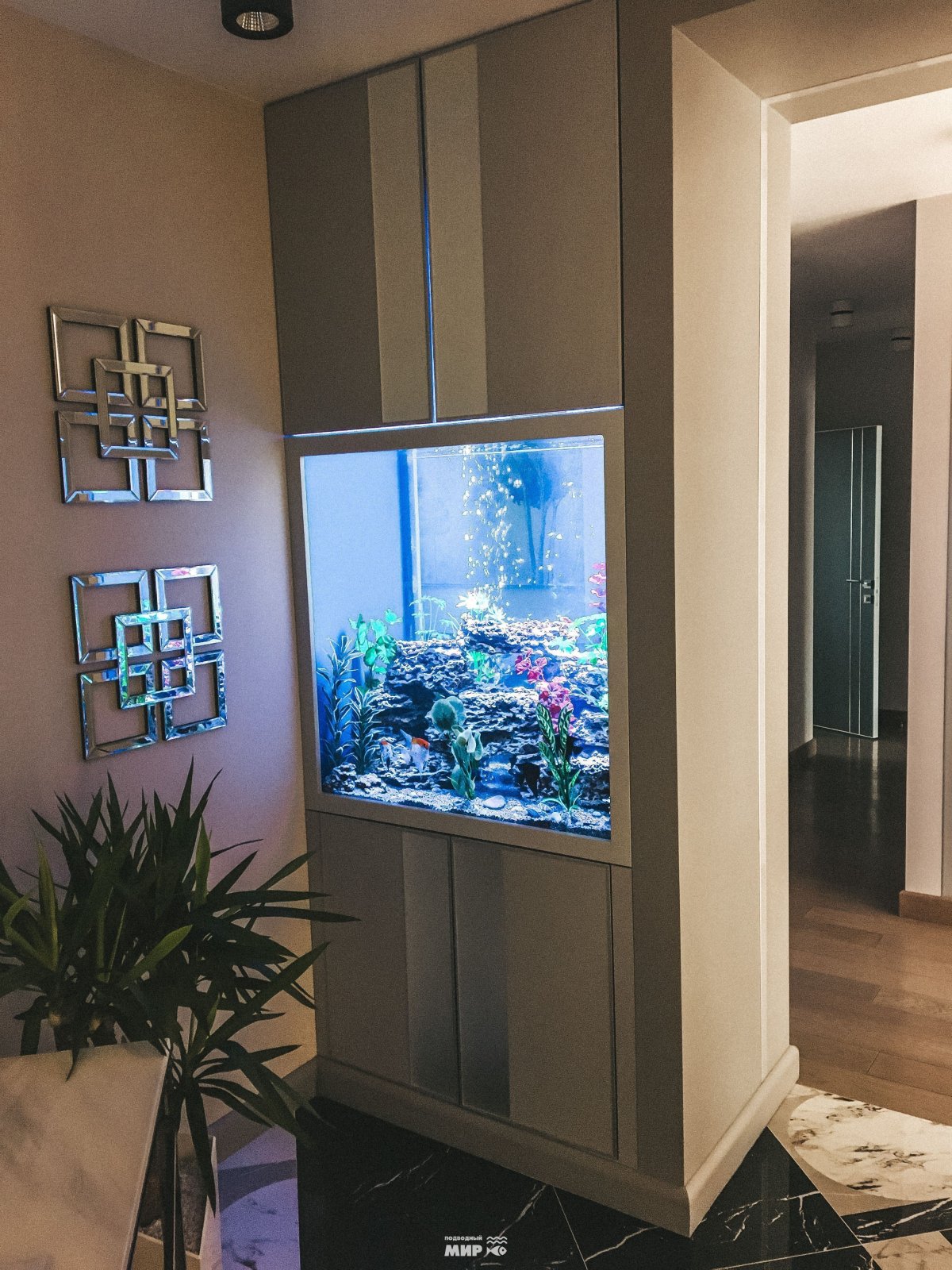 Аквариум встроенный в шкаф