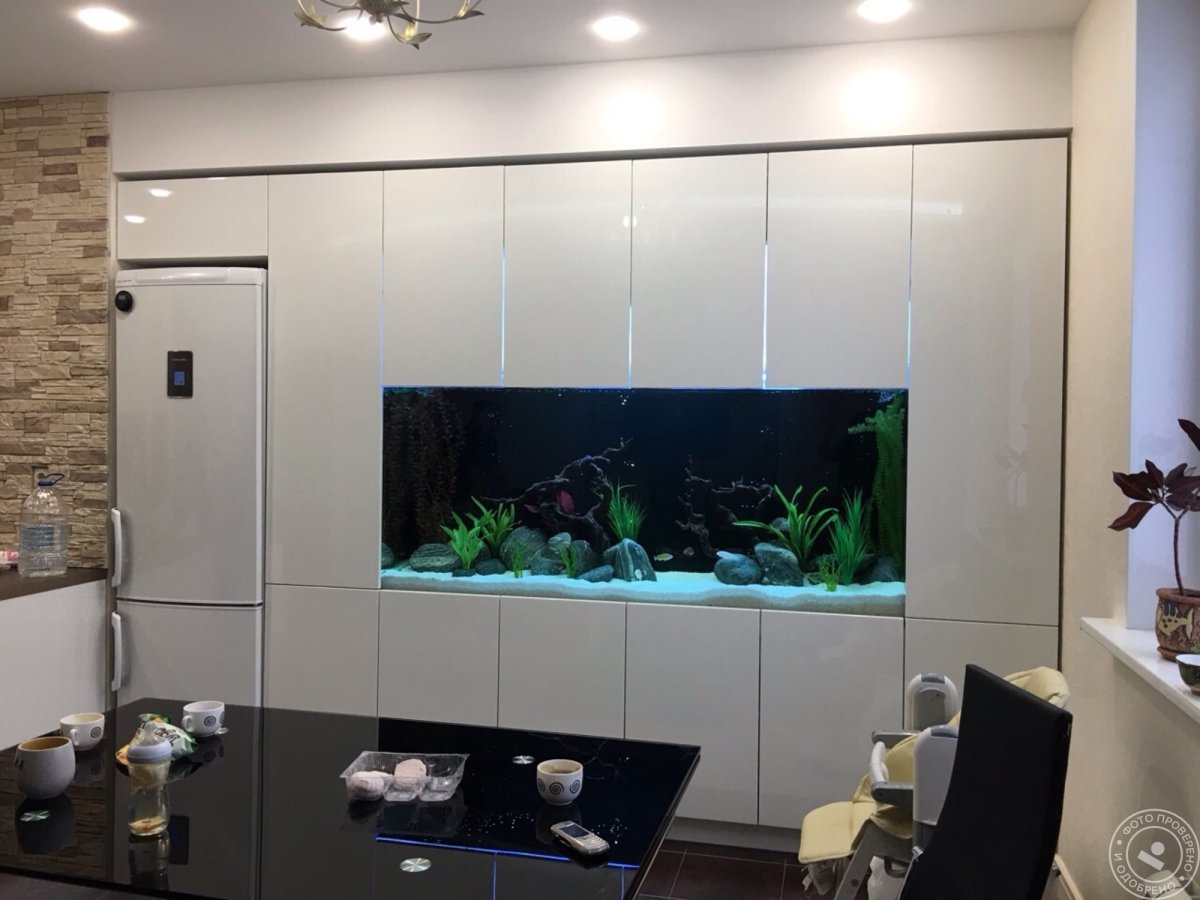 Аквариум встроенный в шкаф