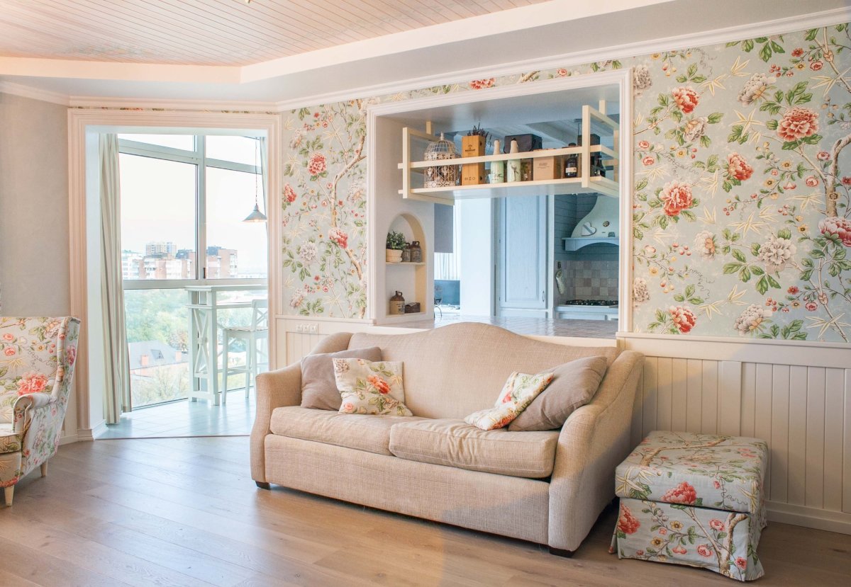 Шторы в цветочек в интерьере гостиной