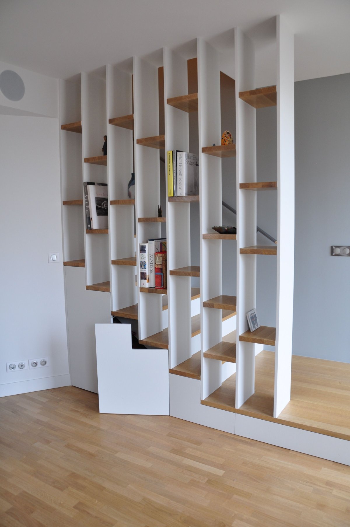 Дизайн лестничного холла офис