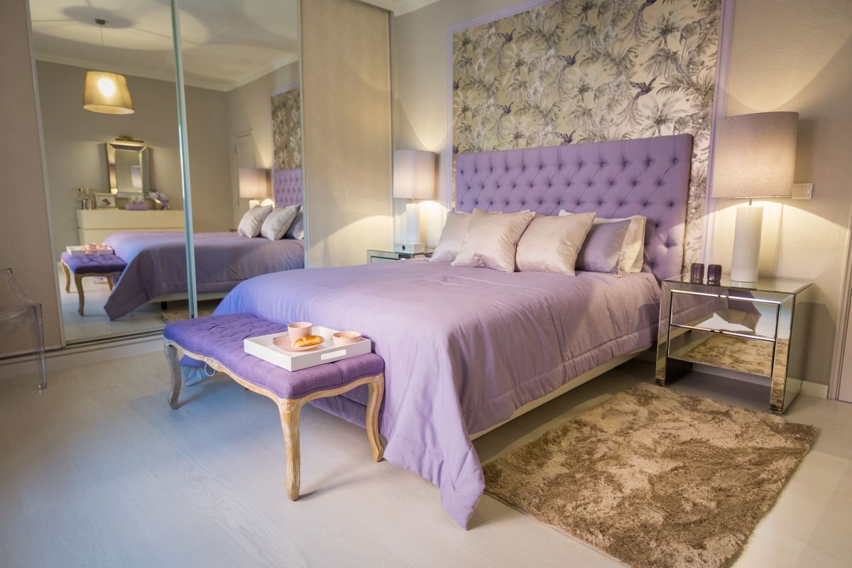 Фиолетовая кровать в интерьере спальни