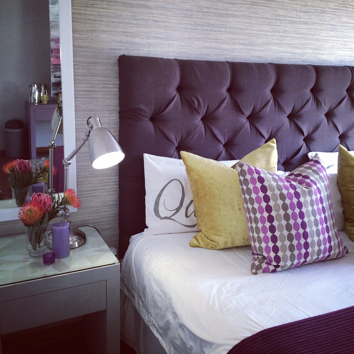 Спальня с фиолетовой кроватью