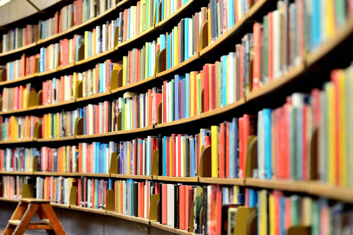 Стеллажи с книгами в библиотеке
