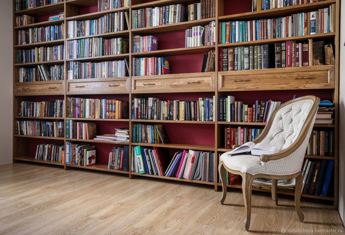 Книжные стеллажи в библиотеке