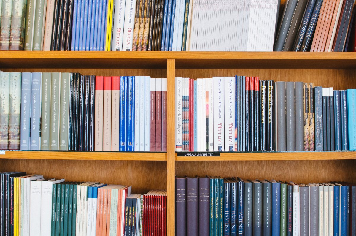 Книги на полке