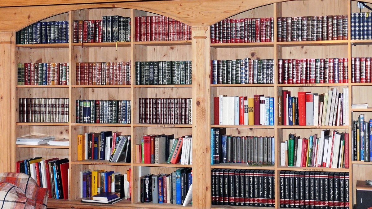 Стеллажи с книгами в библиотеке