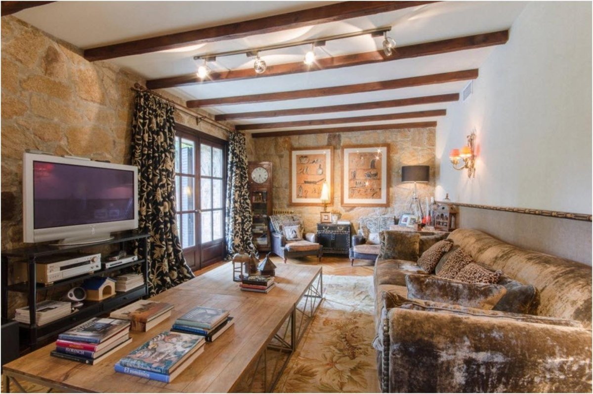 Гостиная в средиземноморском стиле с камином