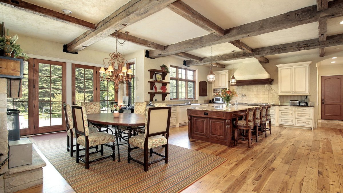 Интерьер гостиной в бане с потолочными балками