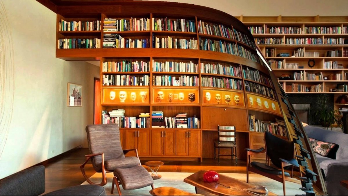 Старинный шкаф с книгами