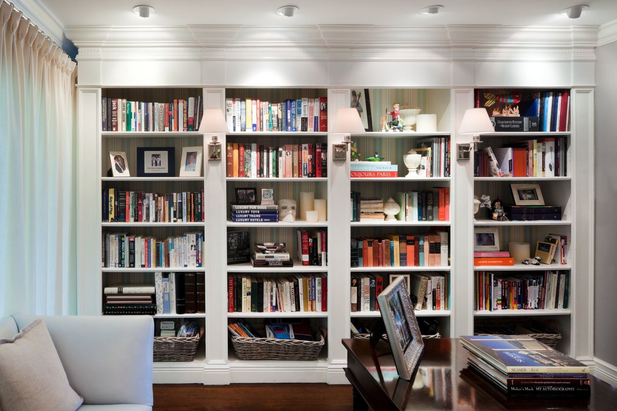 Книжный шкаф с подсветкой