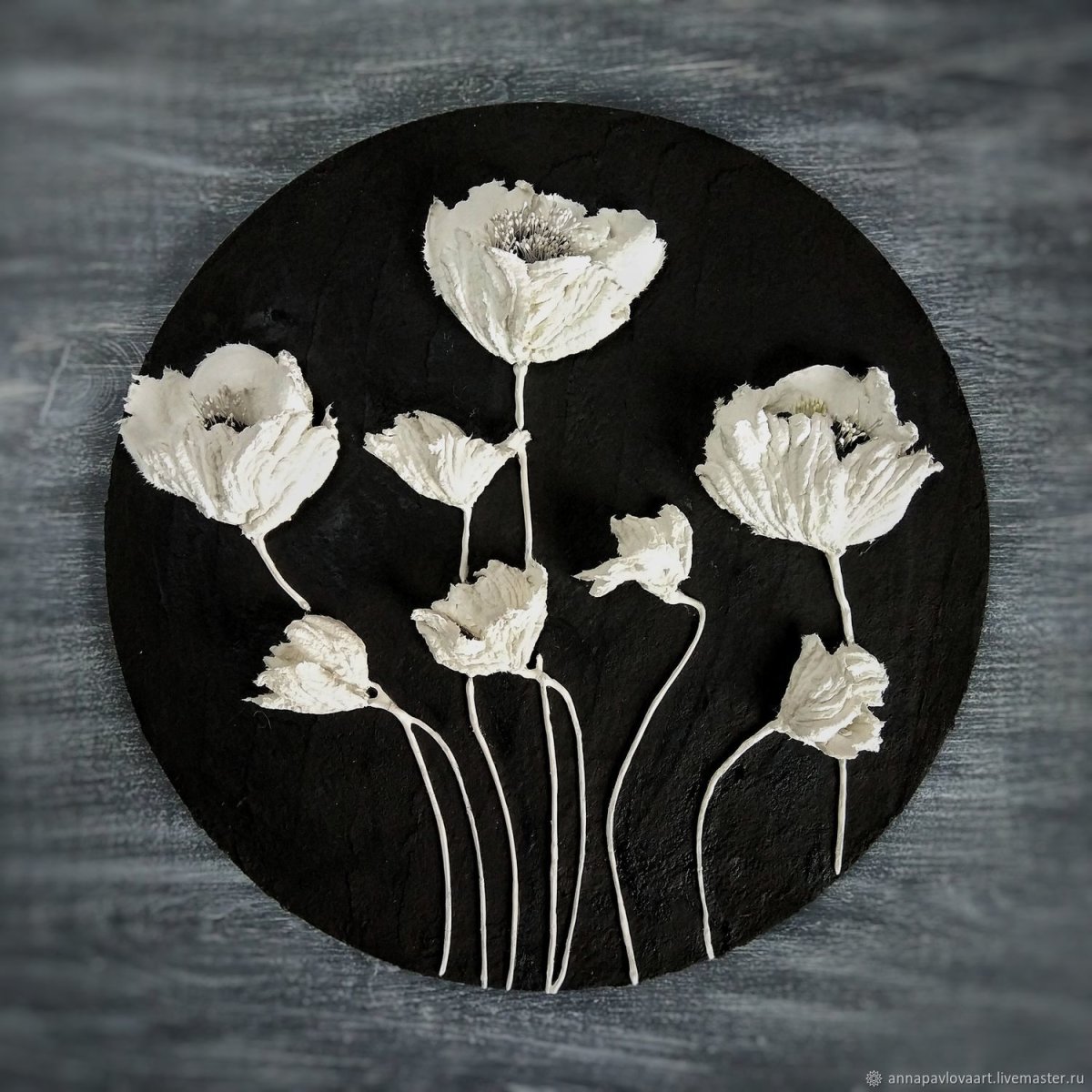 Картина из скульптурной живопись маки на круглом панно