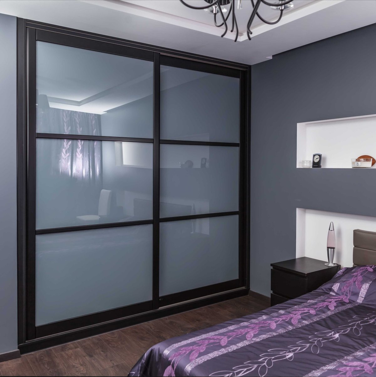 Шкаф с дверцами в спальню