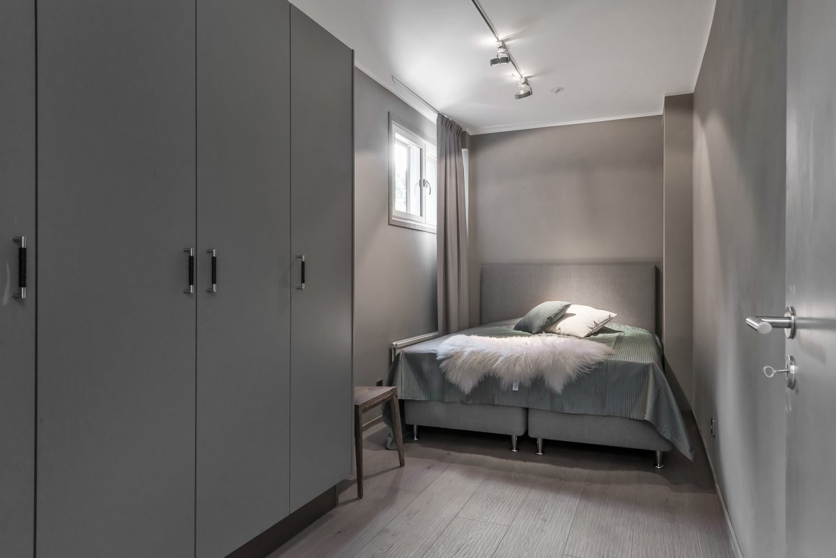 Серый шкаф в интерьере