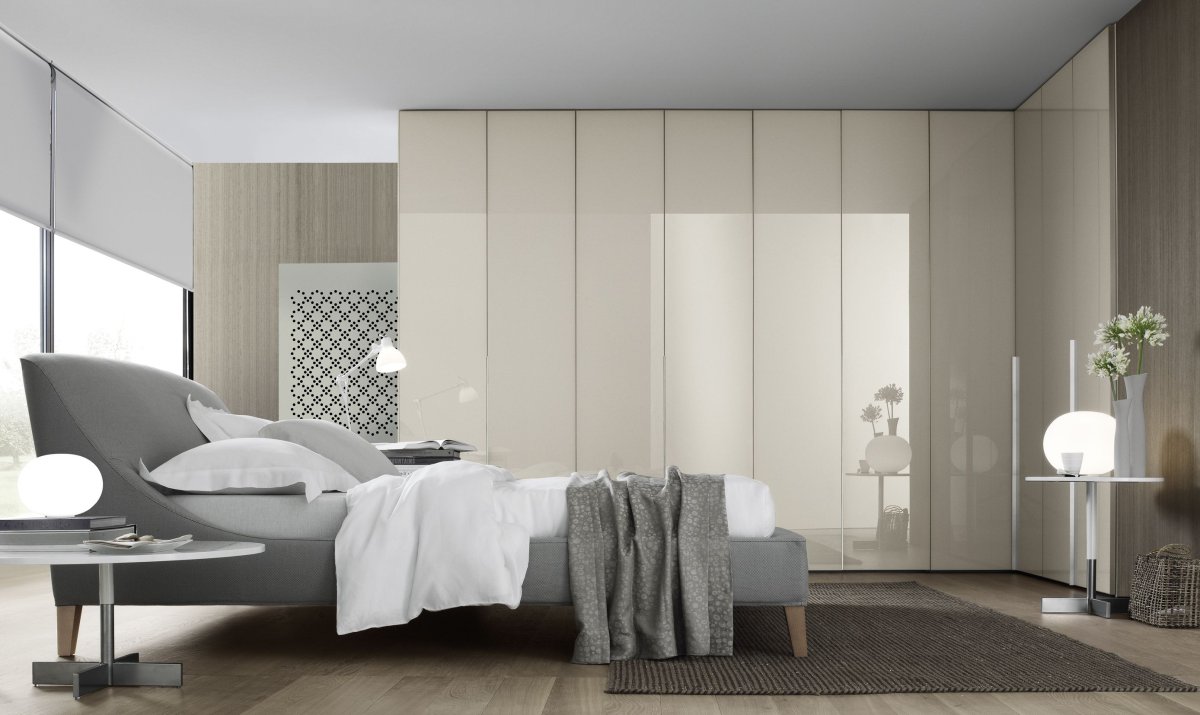 Серый шкаф в спальне