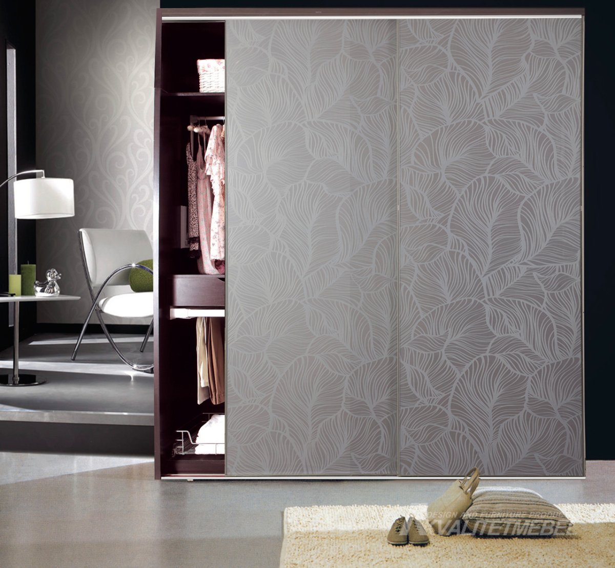 Зеленая спальня с белой мебелью