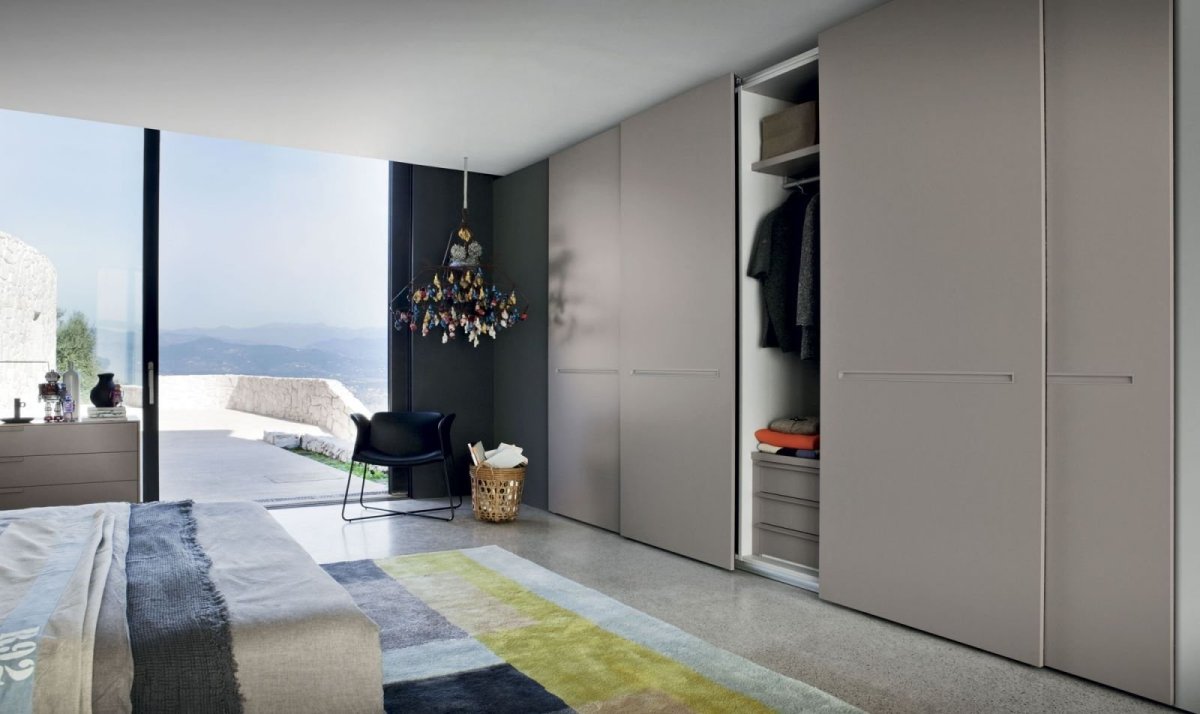 Темный шкаф в спальне