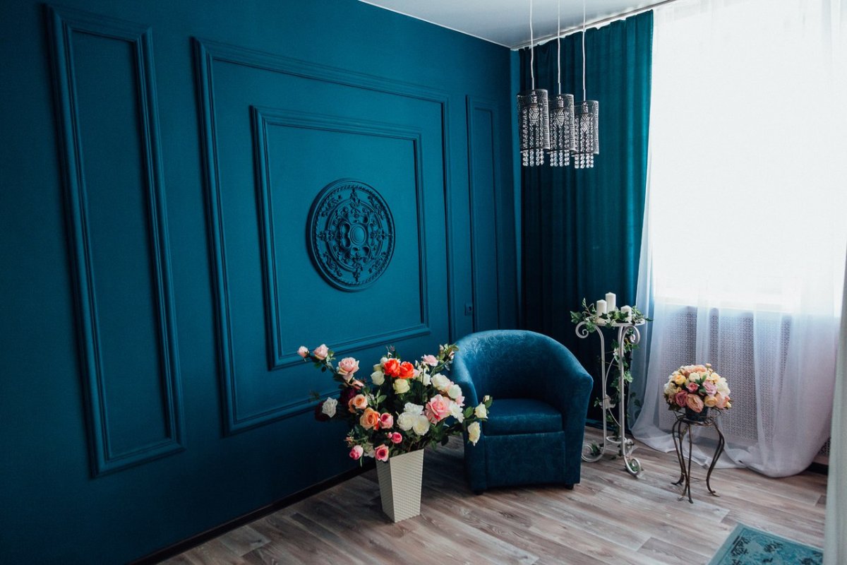 Синяя стена в фотостудии