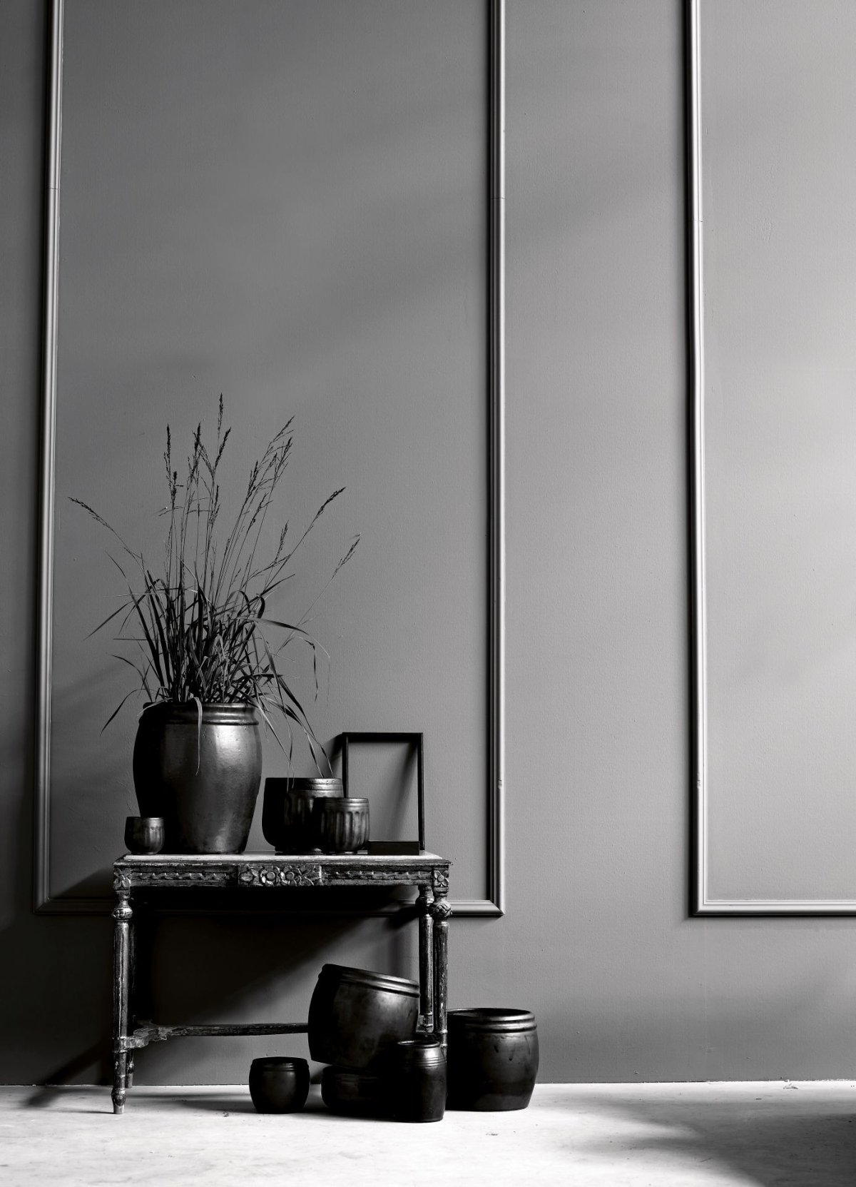 Серые молдинги на серой стене