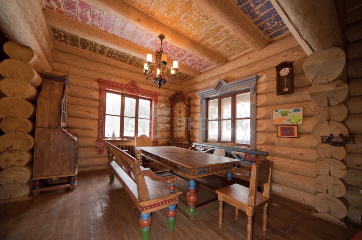 Старинный деревенский дом изнутри