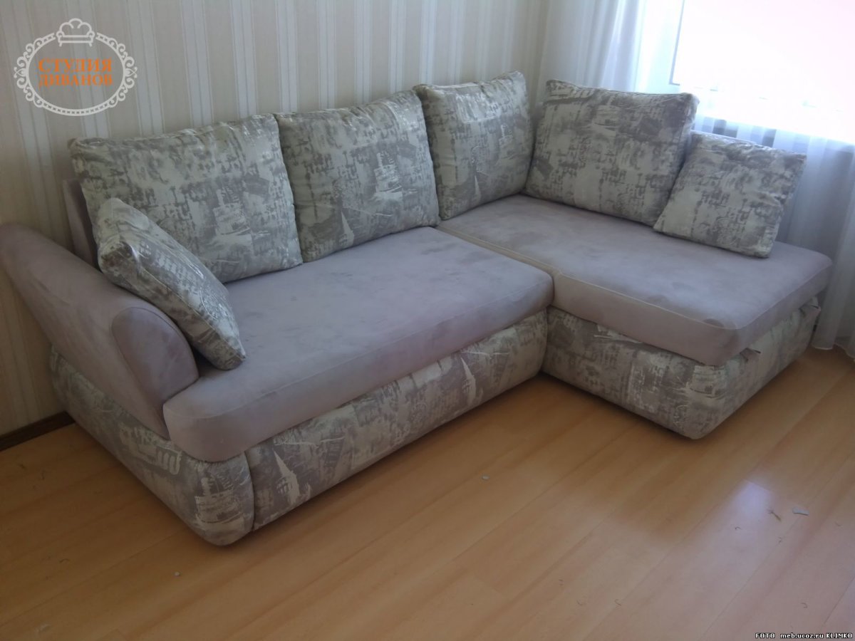 Велюровый диван в интерьере