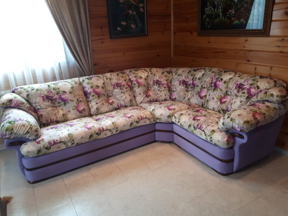 Прямой диван с пуфом