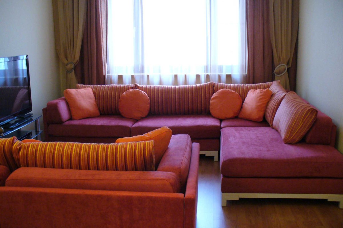 Угловые диваны из велюра в интерьере