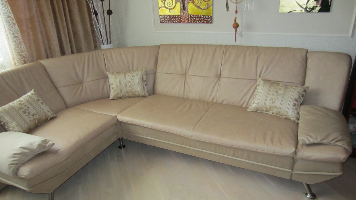 Коричневый кожаный диван