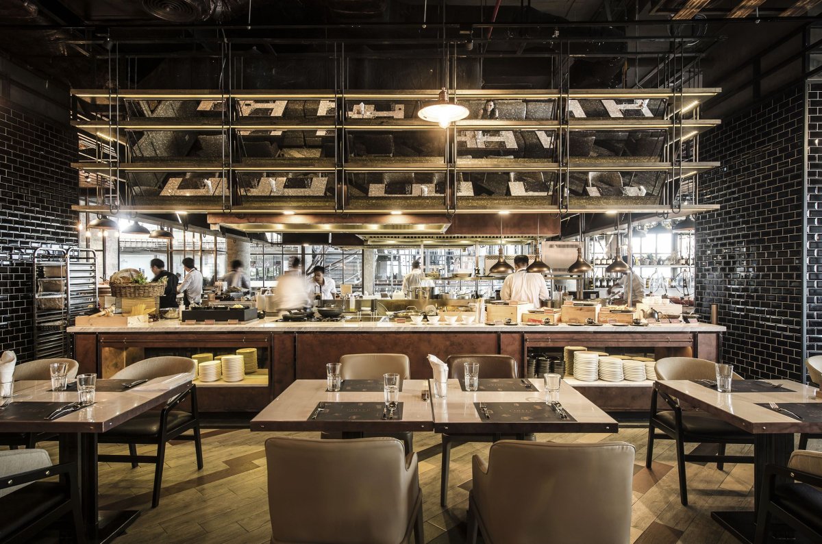 Открытая кухня в ресторане