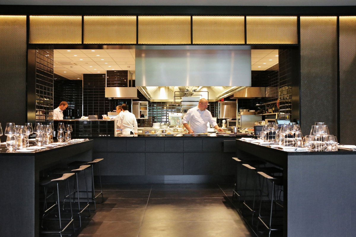 Открытая кухня в ресторане